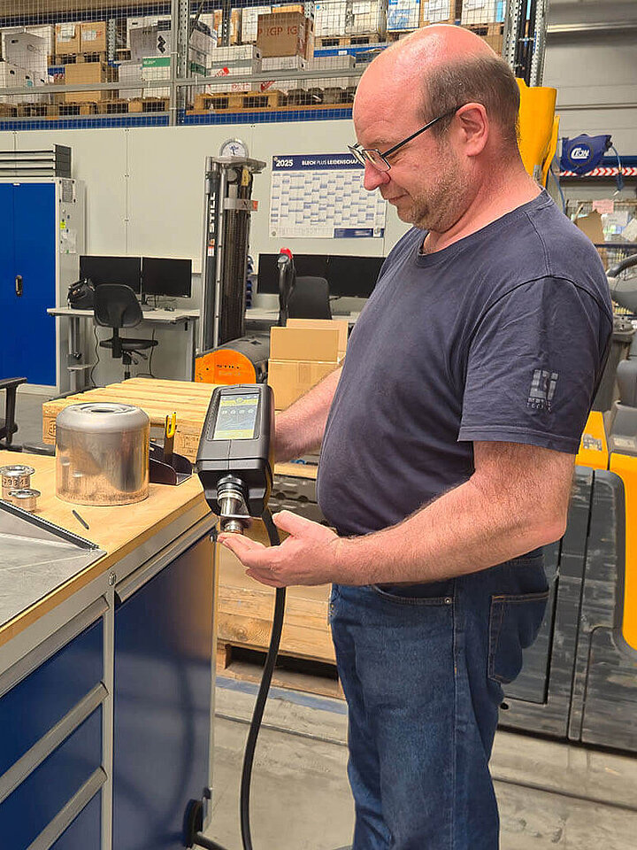 Quality control of incoming goods with a mobile OES