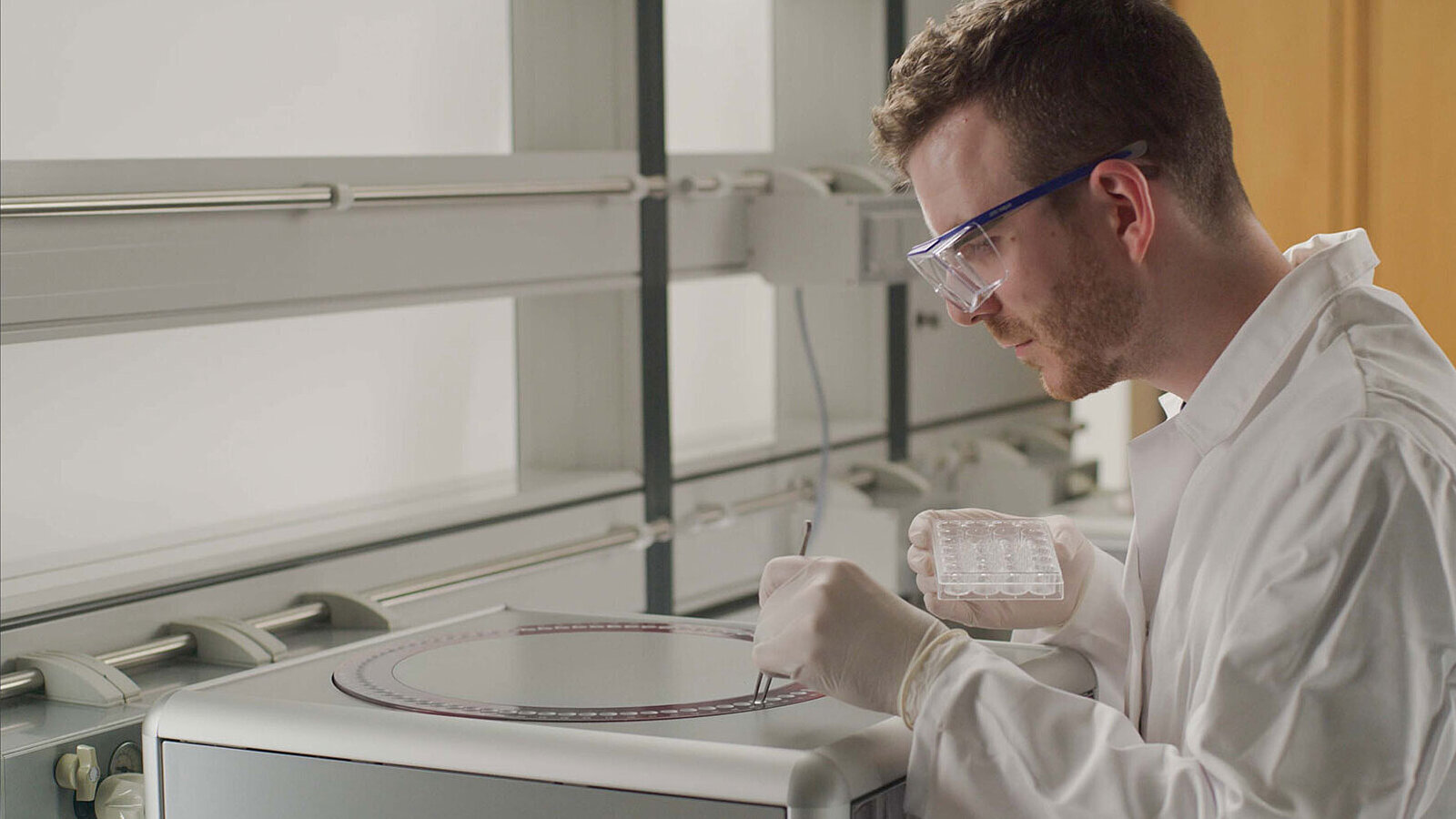 Scientist working in the Elementar Application Laboratory