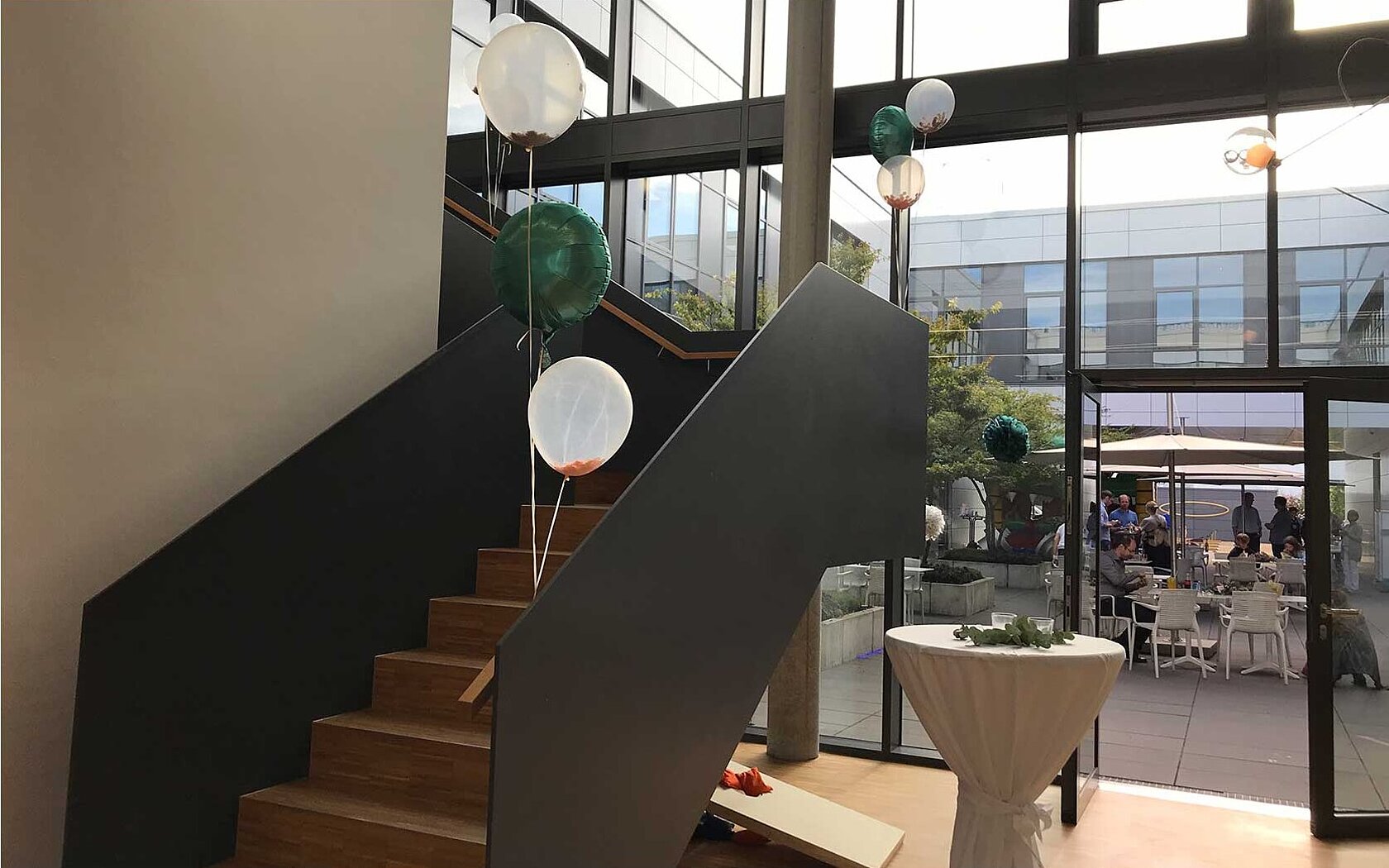 Mit Ballons und Pom Poms dekoriertes Foyer