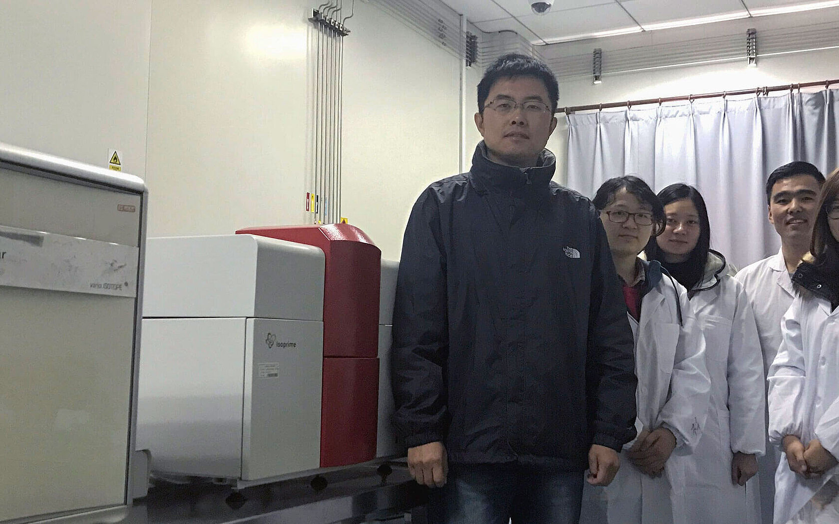 上海海洋大学内研究所にてLi教授とそのチームメンバーの皆さん