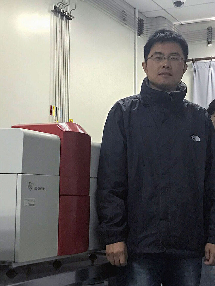Prof. Li and his team in the Shanghai Ocean University lab 