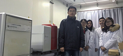 上海海洋大学内研究所にてLi教授とそのチームメンバーの皆さん