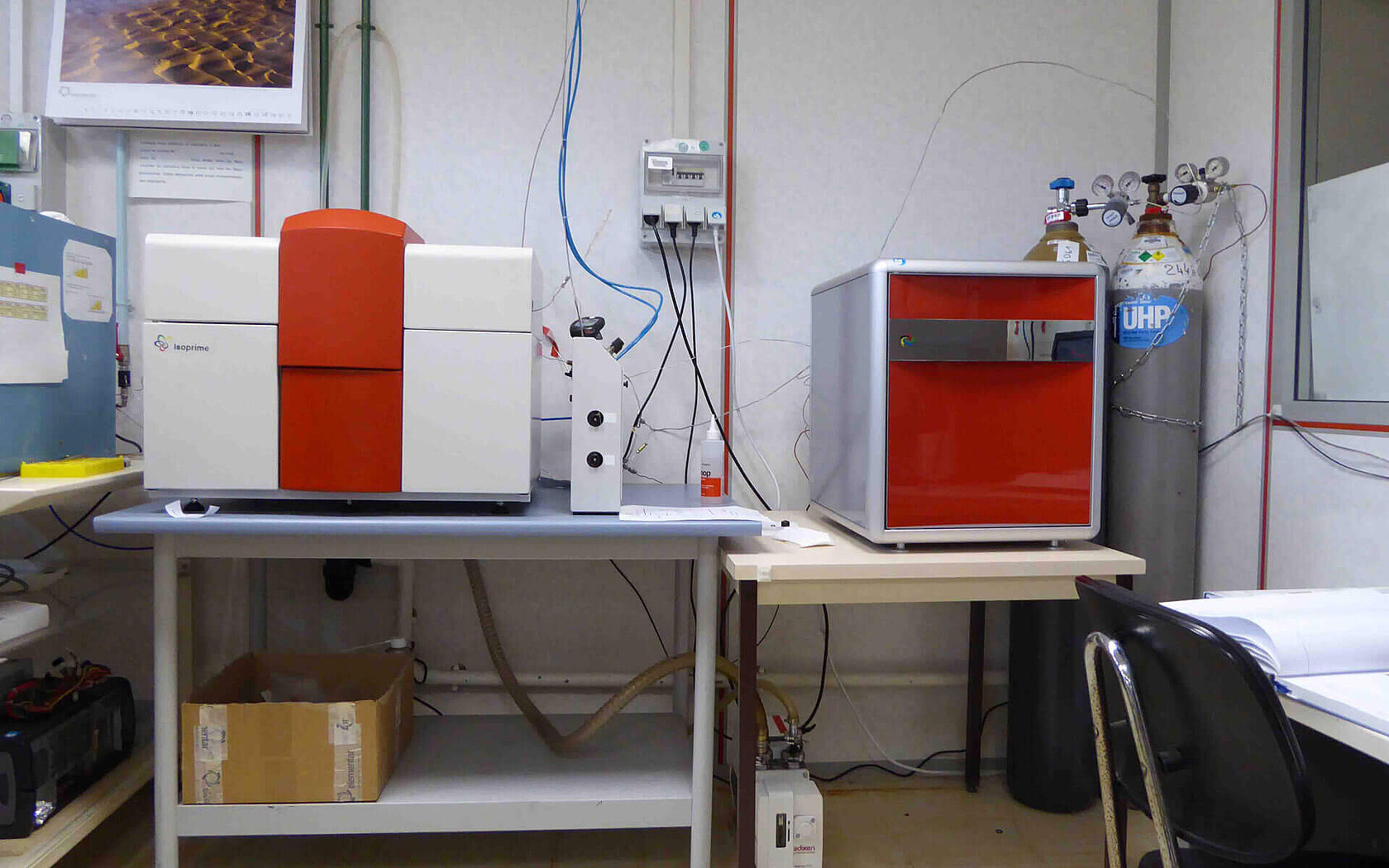 Laboratoire des Sciences du Climat et de l’Environnement ない研究室に設置されたElementarの分析機器