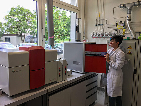 La dottoressa Federica Tamburini nel suo laboratorio con il cubo IsoPrime100 e vario PYRO 