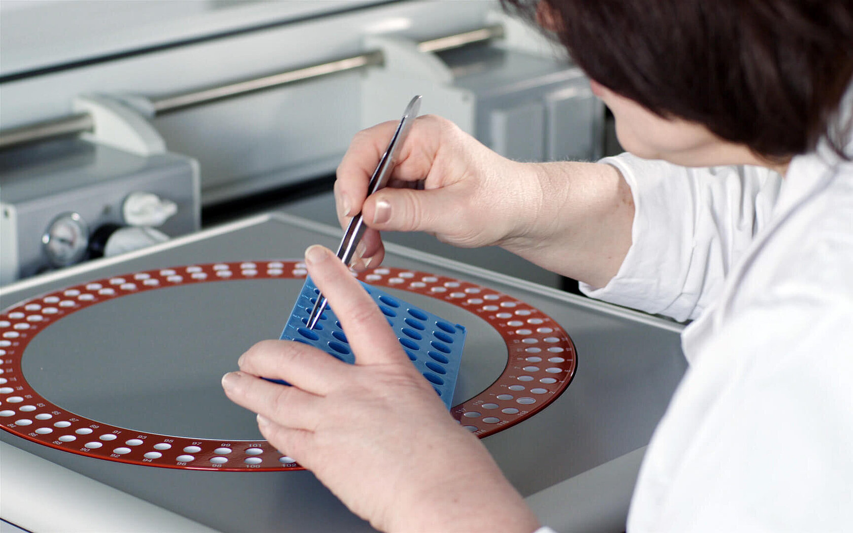 Placing samples into the autosampler of the UNICUBE trace