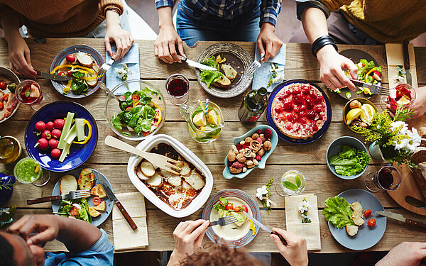 Table avec nourriture et boissons