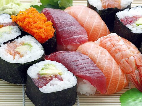 Verschiedene Sorten von Sushi in Nahaufnahme
