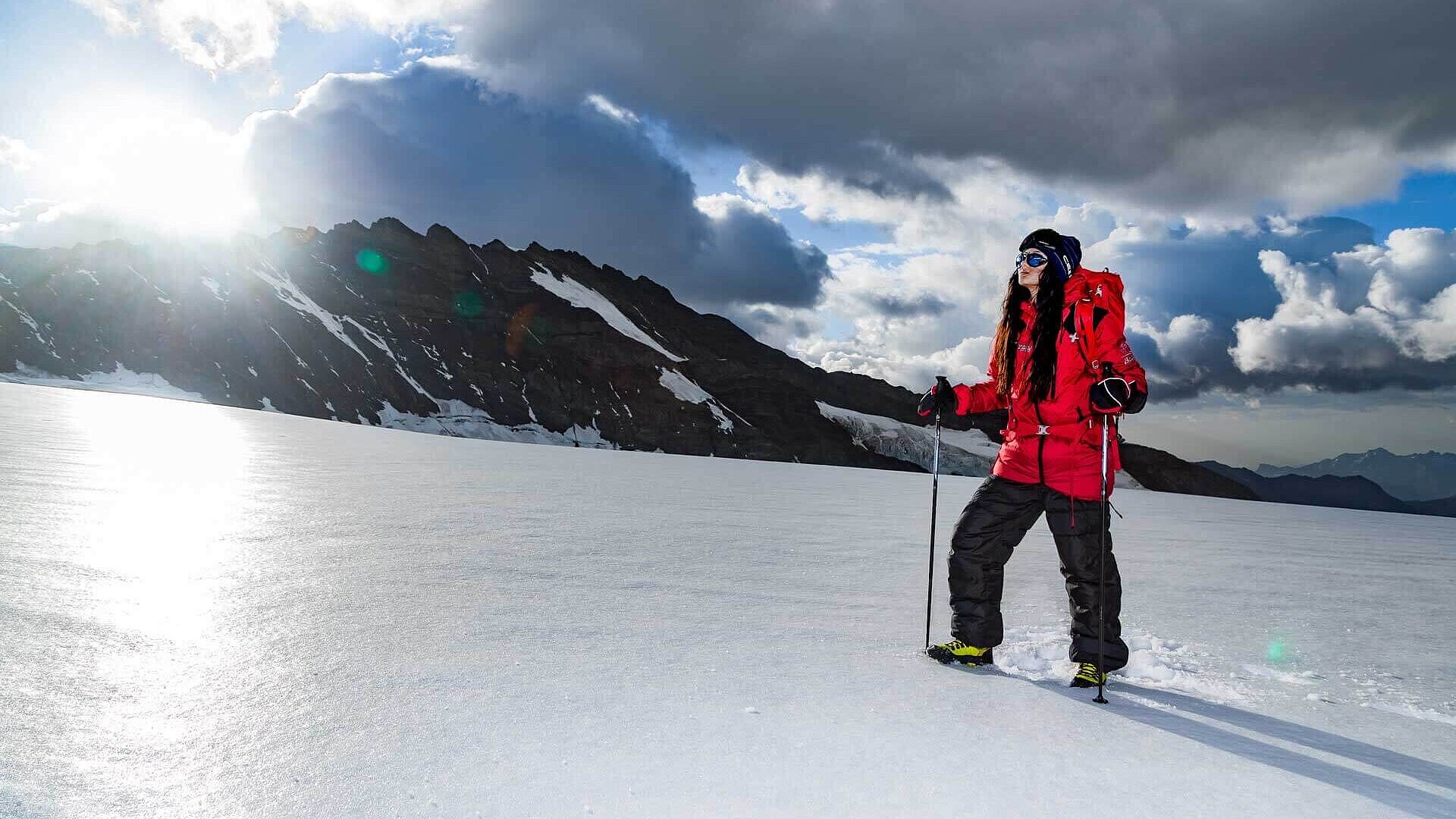 Une randonneuse sur un glacier