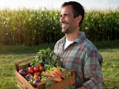 Farmer mit Bio Gemüse im Feld