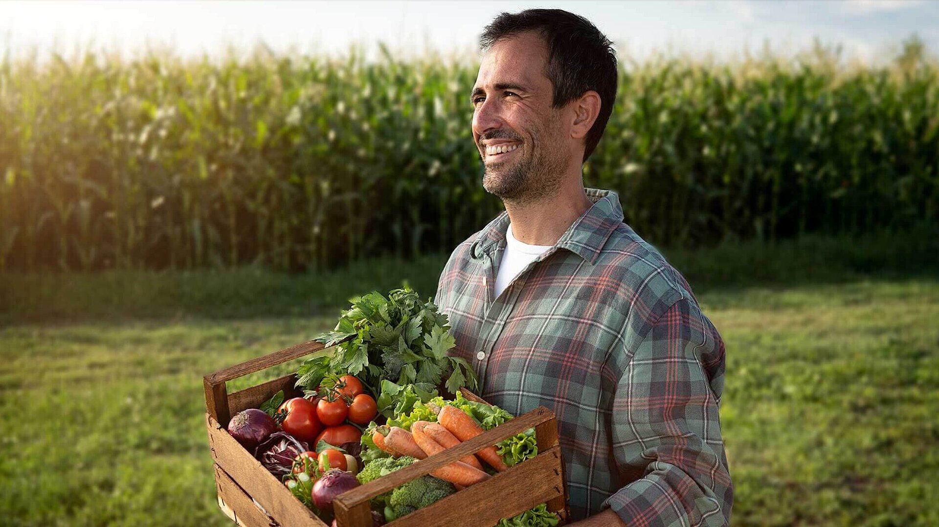 Farmer mit Bio Gemüse im Feld