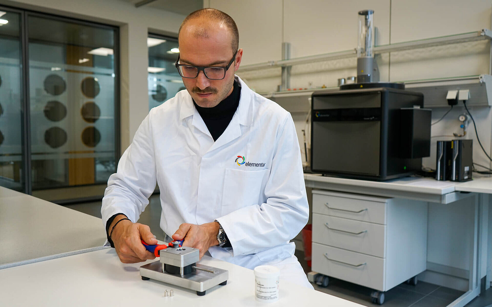 Pressage d'échantillons avec la presse à capsules en nickel inPress