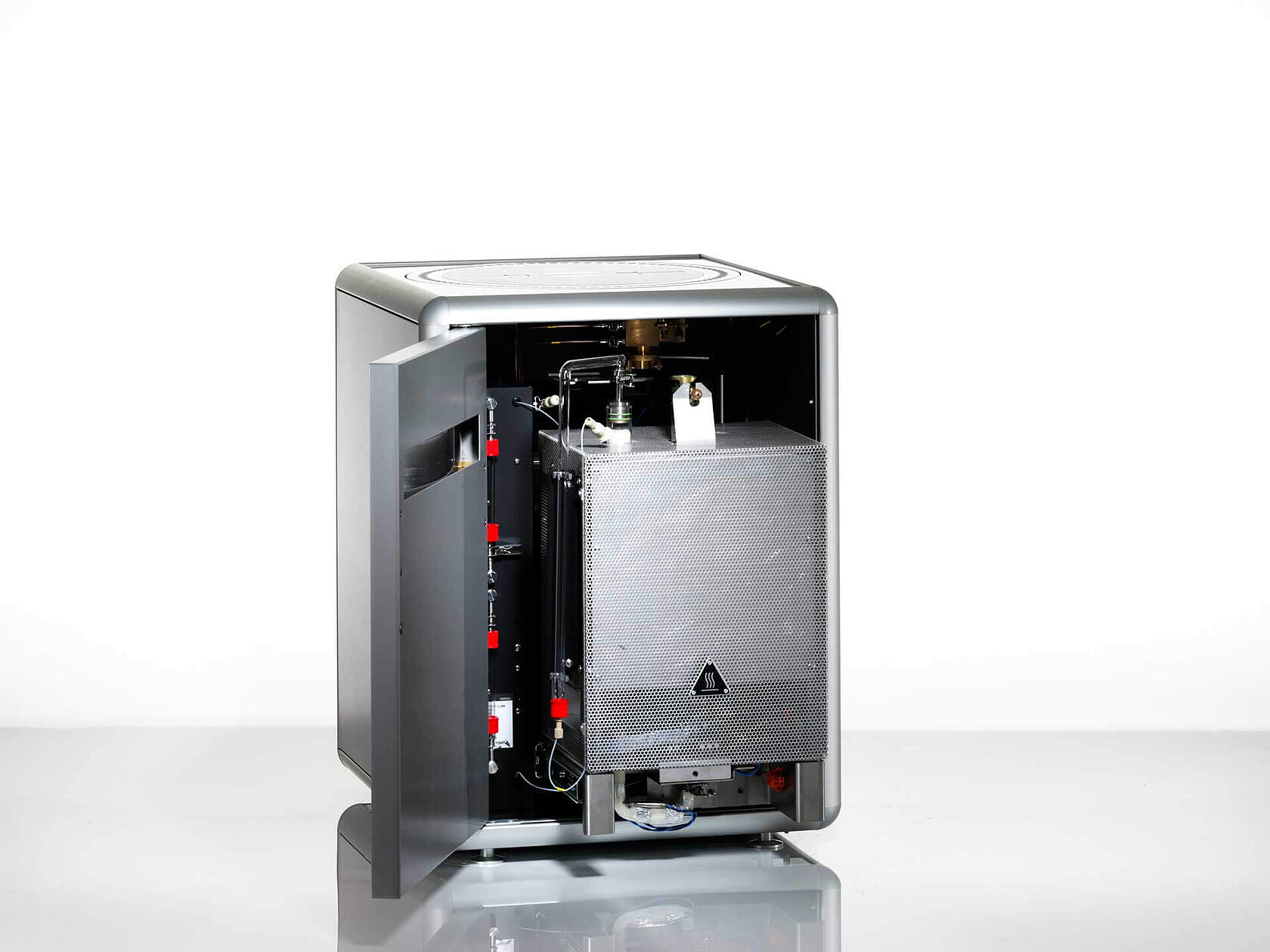有機元素IRMS分析装置 vario PYRO cube の前扉を開けて電熱炉を引き出したところ