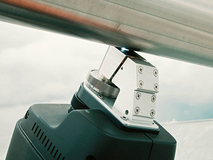 Probehead of a spark spectrometer, measuring a tube