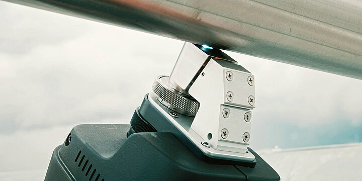 Handsonde eines Funkenspektrometers beim Messen eines Stahlrohrs