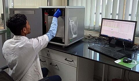 Herr Sourabh, Qualitätsprüfer bei Baramati Cattlefeeds, bei der Arbeit mit dem rapid N exceed® Dumas-Analysator