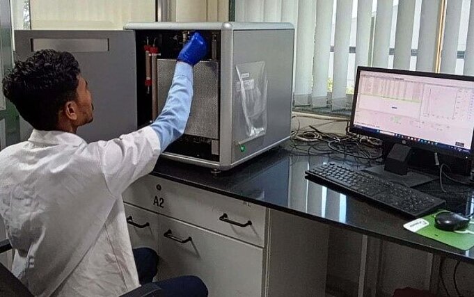 Herr Sourabh, Qualitätsprüfer bei Baramati Cattlefeeds, bei der Arbeit mit dem rapid N exceed® Dumas-Analysator