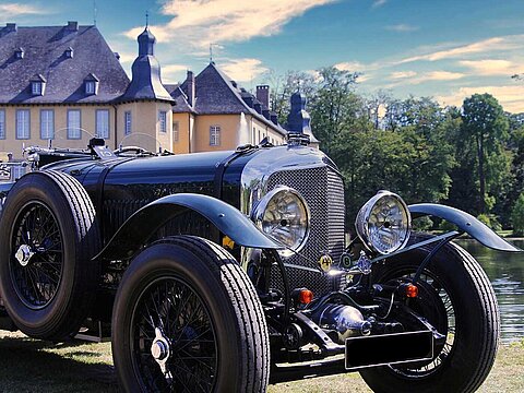Oldtimer in front of a building