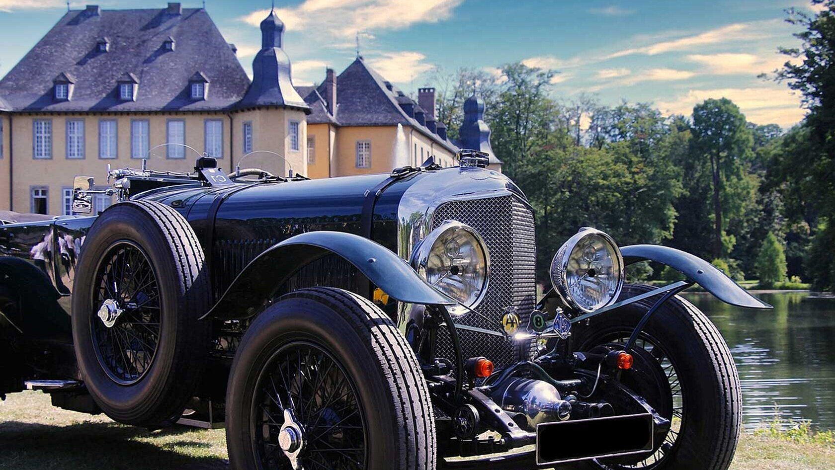 Oldtimer in front of a building