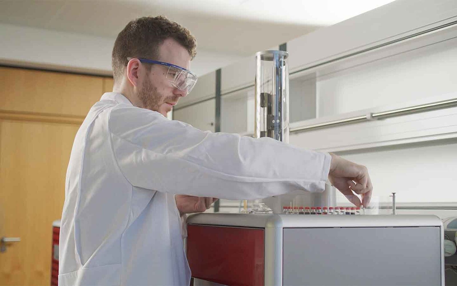 Ein Mann platziert Proben auf einem Sauerstoffanalysator