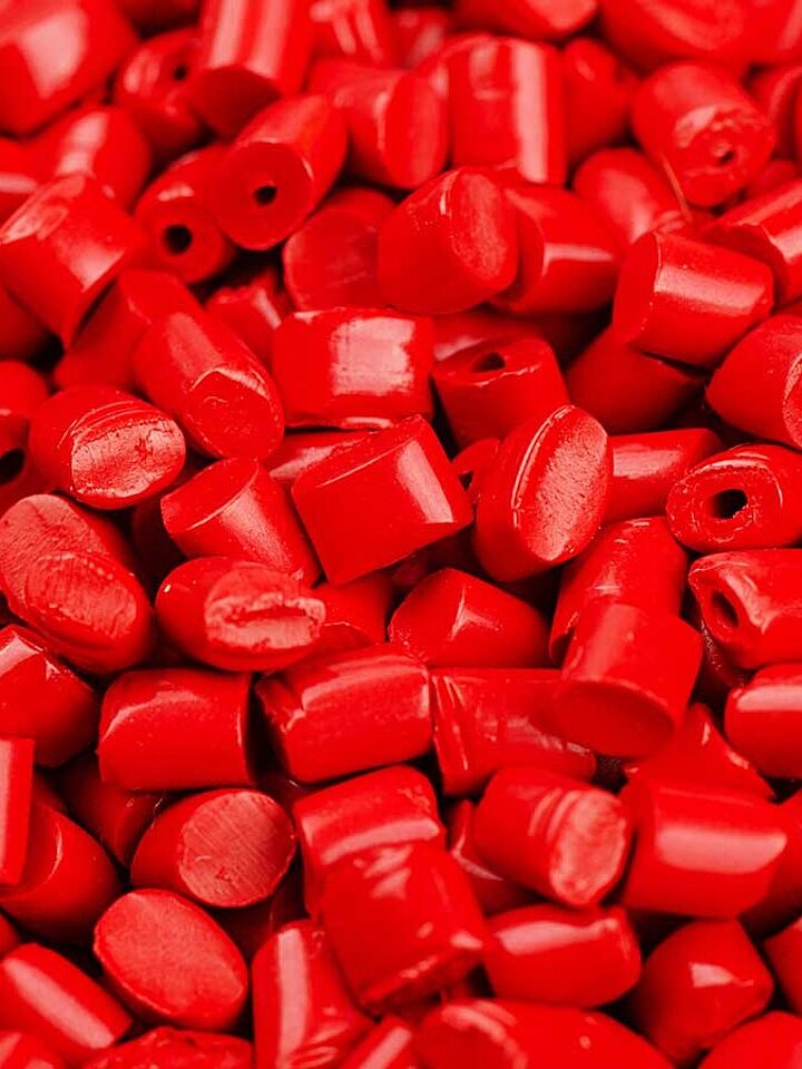 Kleine, rote Polymerteilchen
