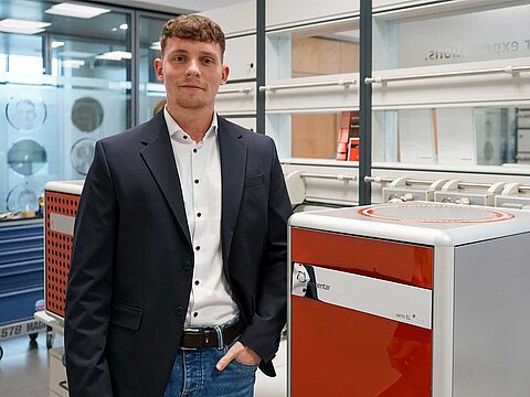 Produktmanager Moritz Kreinbihl mit vario EL cube von Elementar