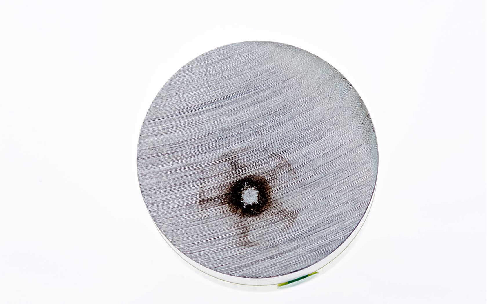 Brennfleck auf einer Metallprobe