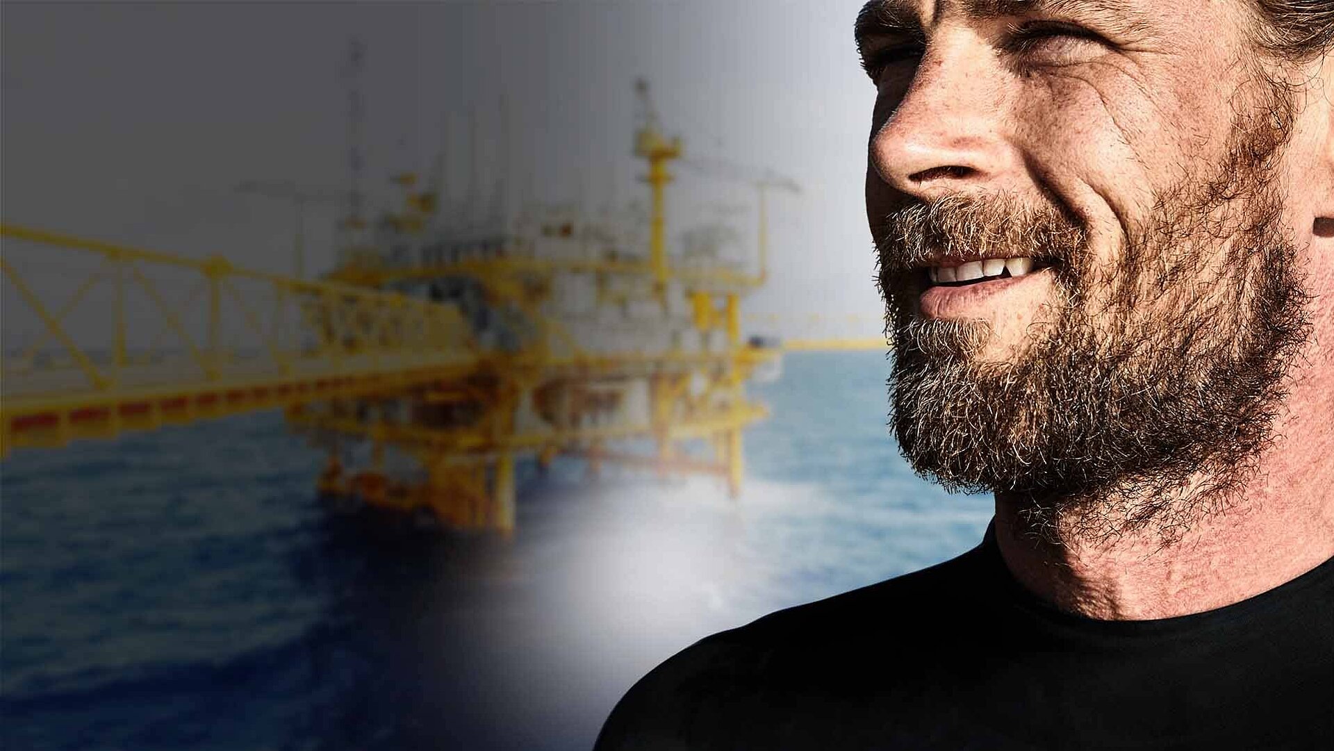 Mann vor einer Offshore Plattform