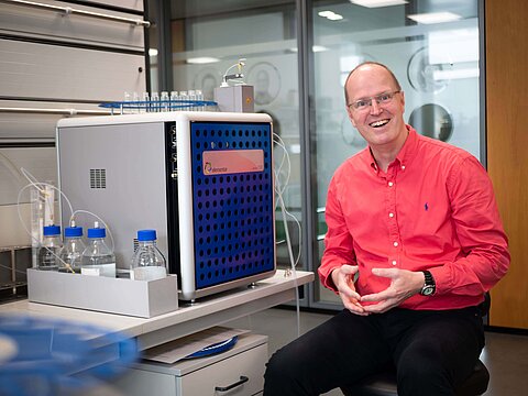 Dr Lutz Lange in the Elementar Application Laboratory