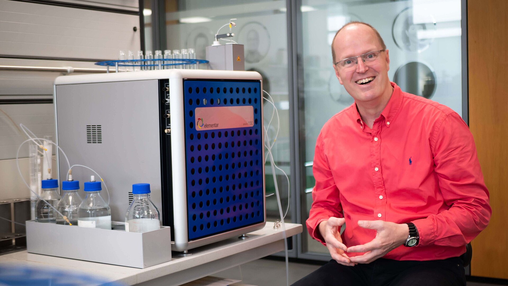 Dr Lutz Lange in the Elementar Application Laboratory