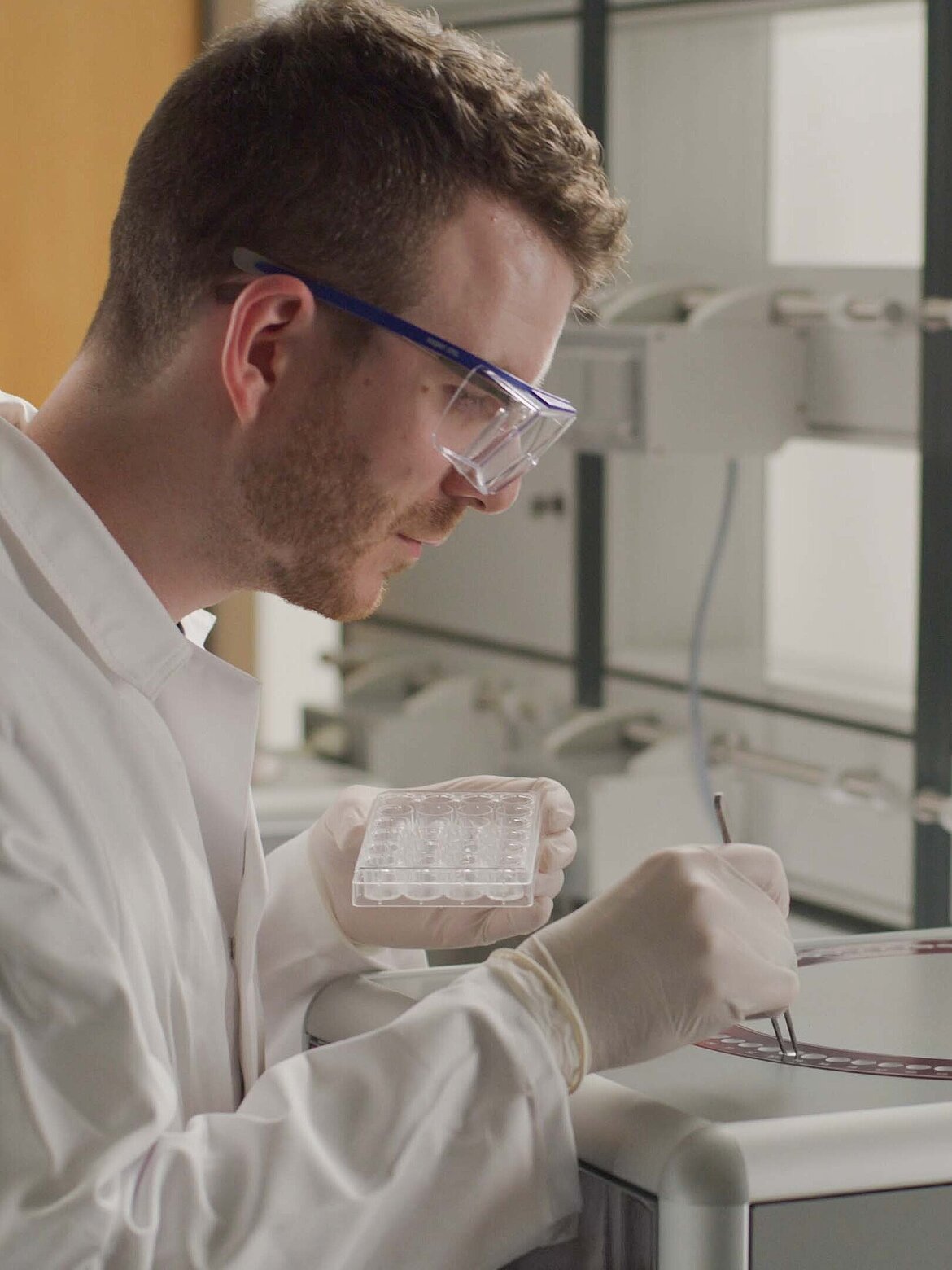 Scientist working in the Elementar Application Laboratory