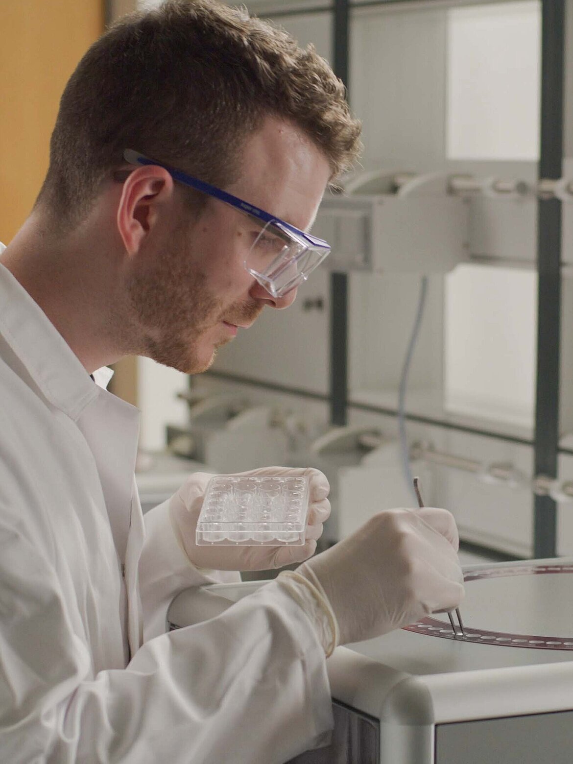 Scientist working in the Elementar Application Laboratory