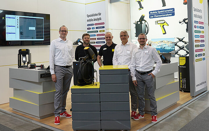 Die Teams von Elementar & analyticon auf dem Control Messestand