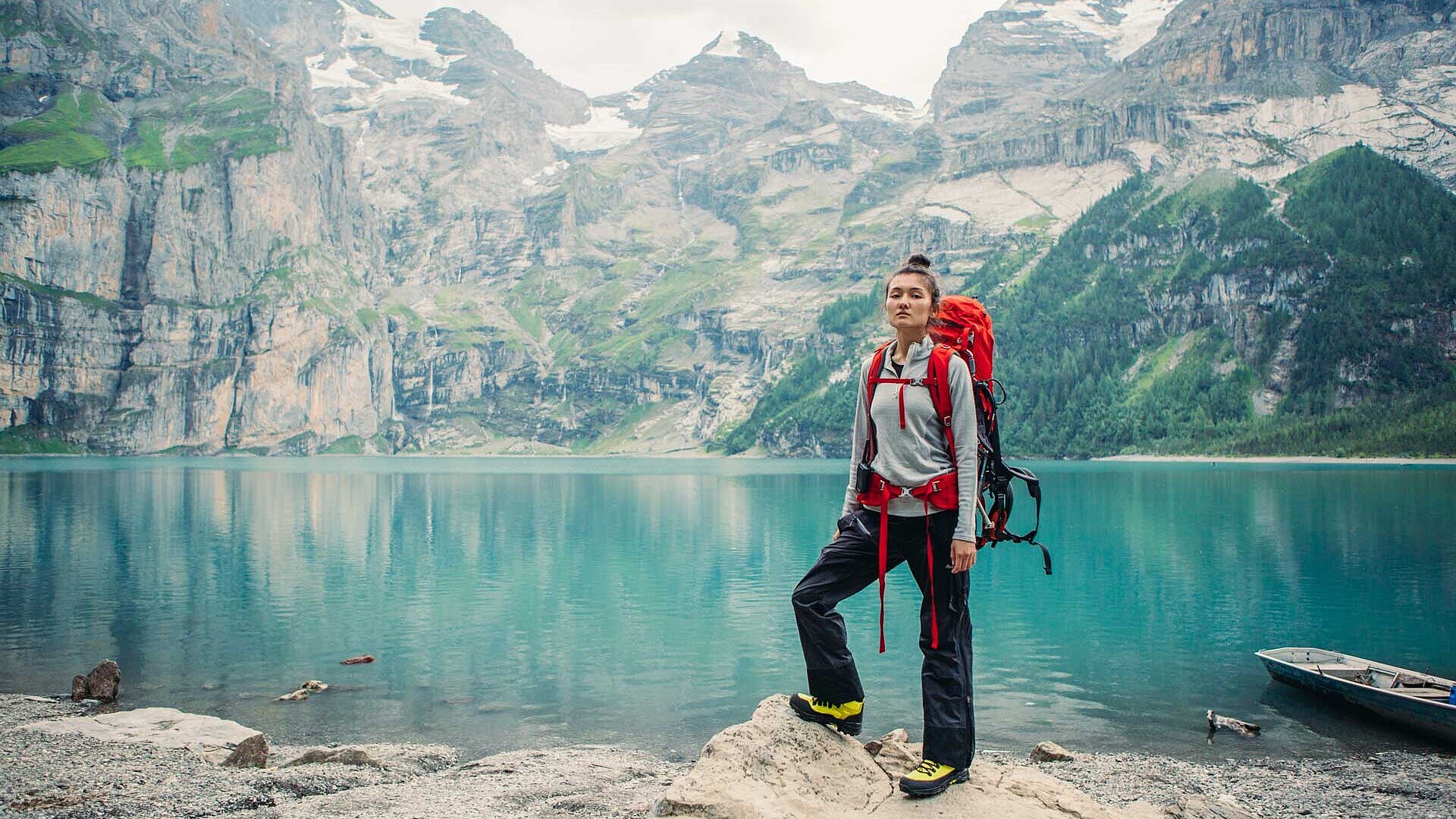 Une randonneuse devant un lac de montagne
