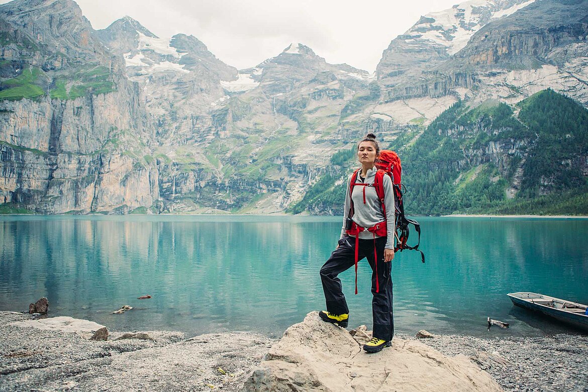 Une randonneuse devant un lac de montagne