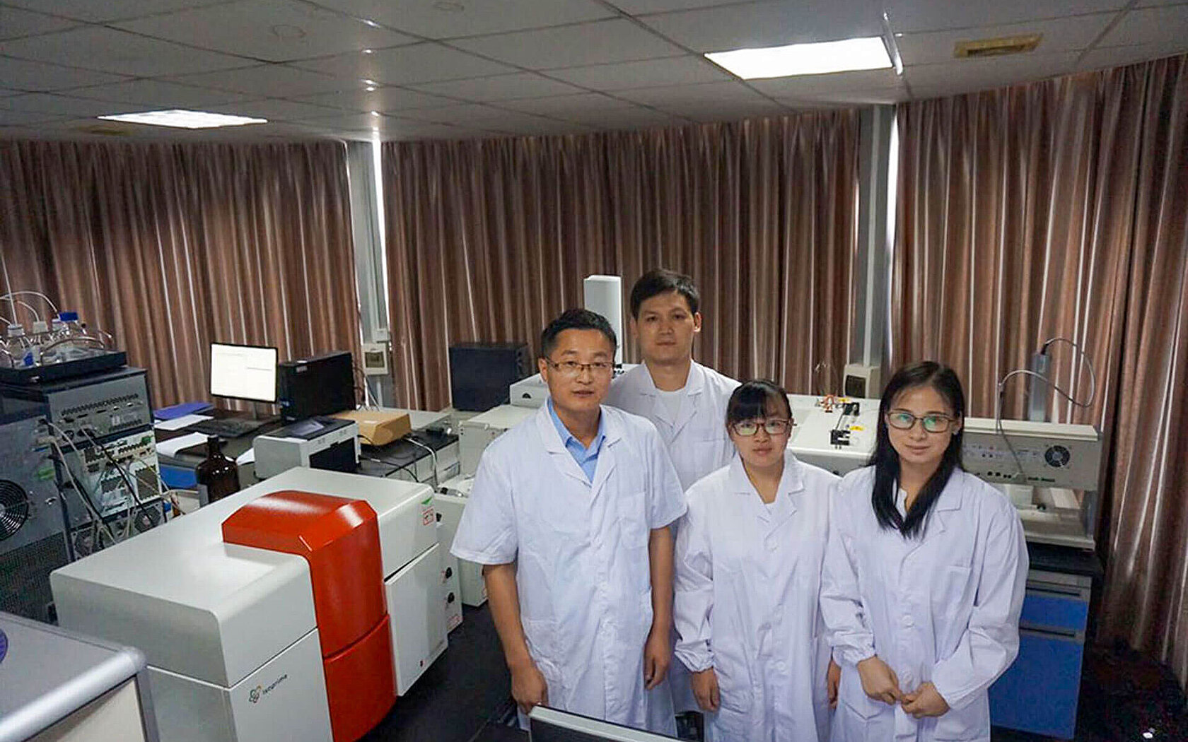 Zhejiang Academy of Agricultural Sciences のチームメンバーと導入されている IsoPrime100 IRMS 