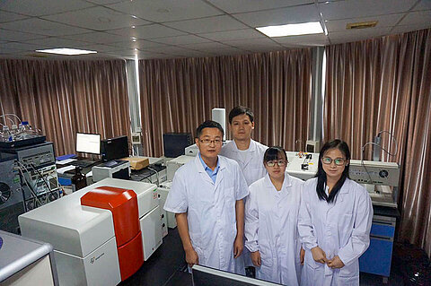Zhejiang Academy of Agricultural Sciences のチームメンバーと導入されている IsoPrime100 IRMS 