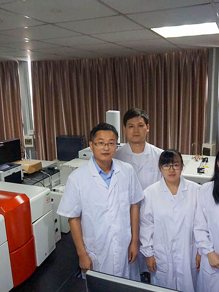 Zhejiang Academy of Agricultural Sciences のチームメンバーと導入されている IsoPrime100 IRMS 