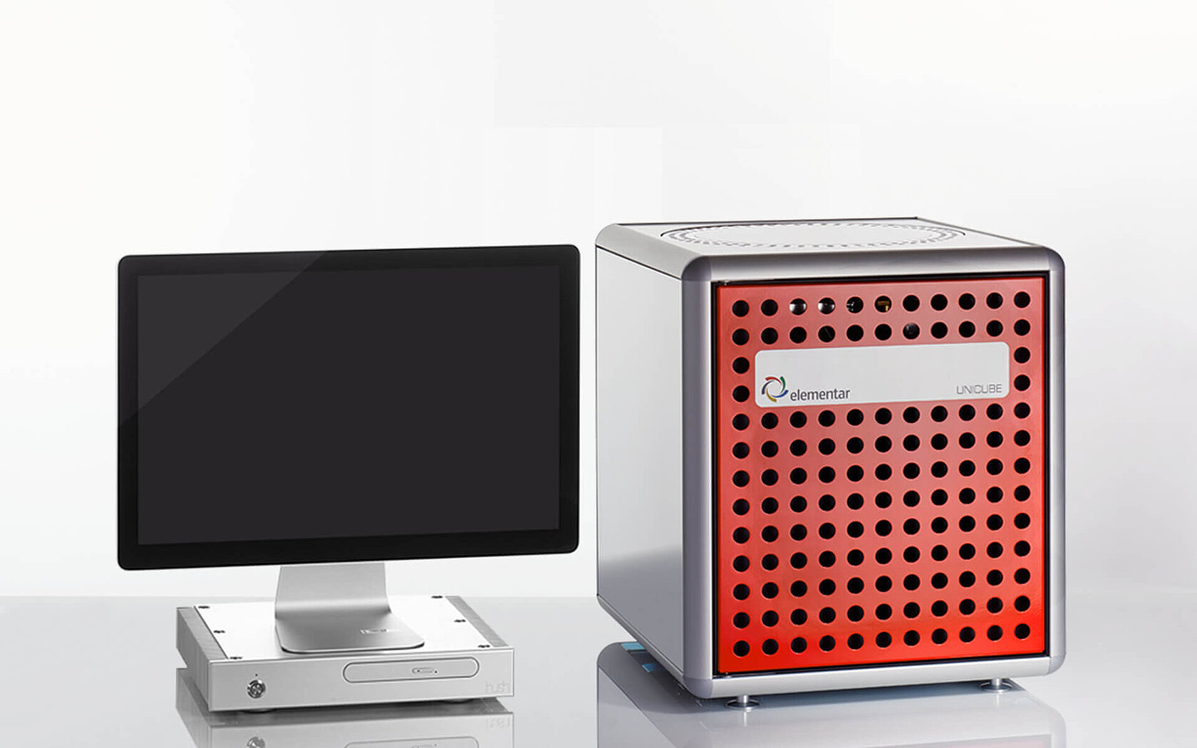 Organic elemental analyzer UNICUBE with computer and monitor