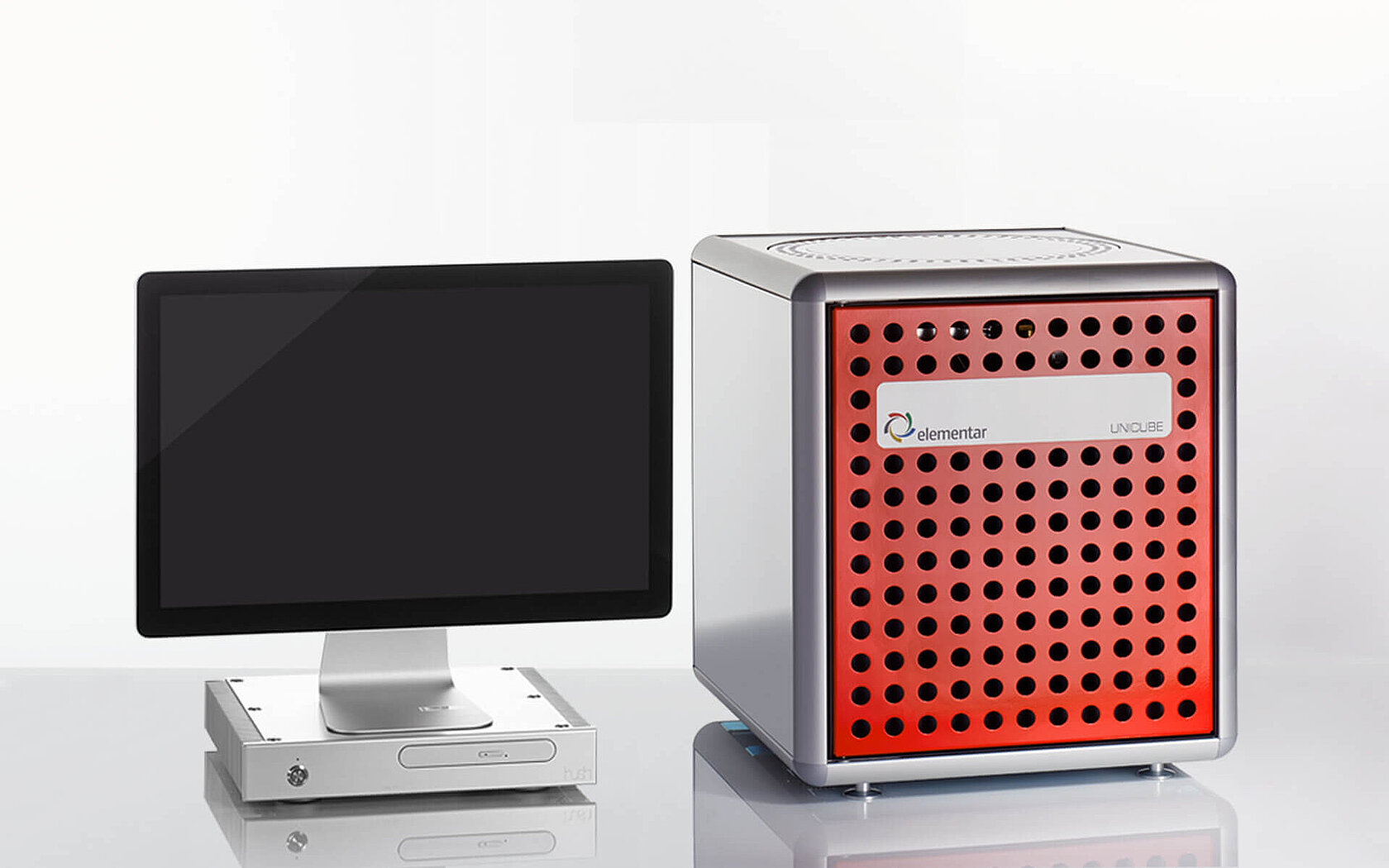 Organic elemental analyzer UNICUBE trace with computer and monitor