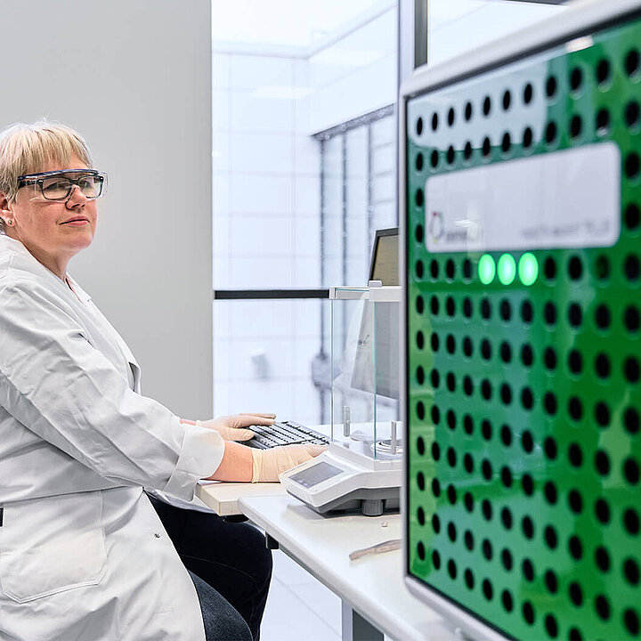 Laborantin mit dem rapid N exceed® PLUS