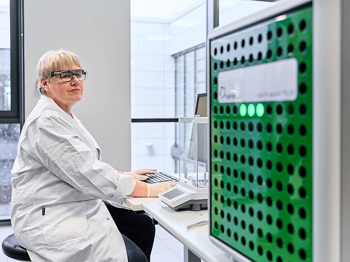 Lab technician with the rapid N exceed® PLUS