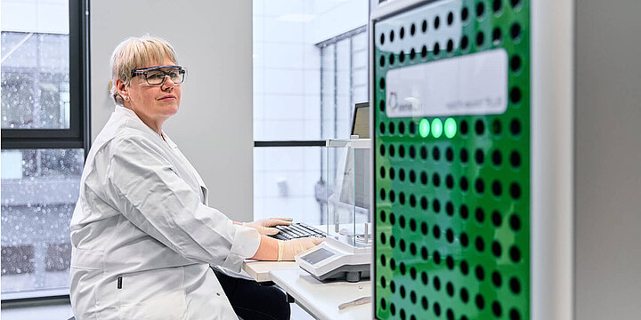 Laborantin mit dem rapid N exceed® PLUS
