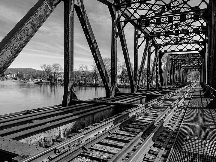 Stahlbrücke schwarz-weiß