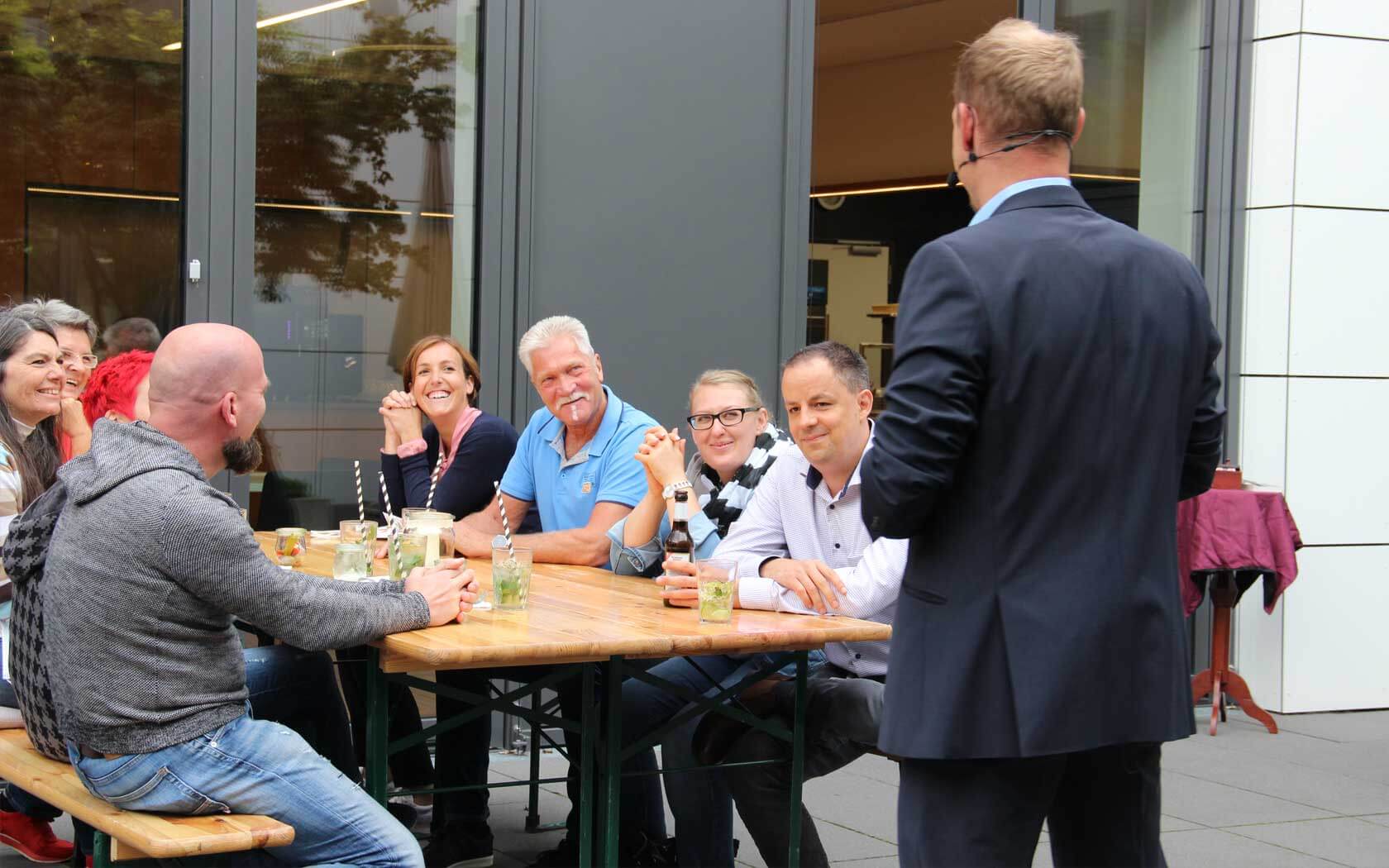 Zauberer und Magier Felix Gauger interagiert mit seinem Publikum
