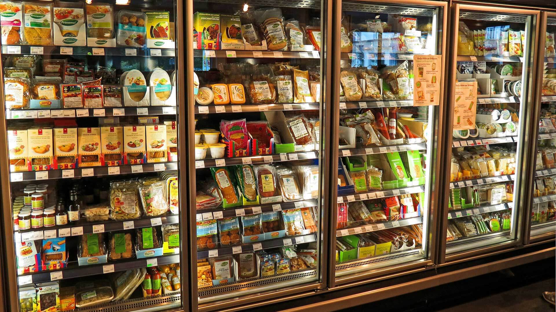 Cooling shelf in the supermarket