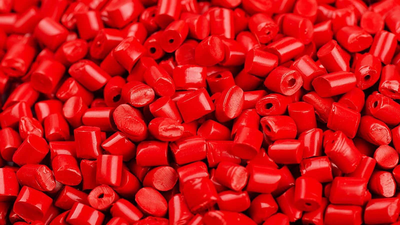 Kleine, rote Polymerteilchen