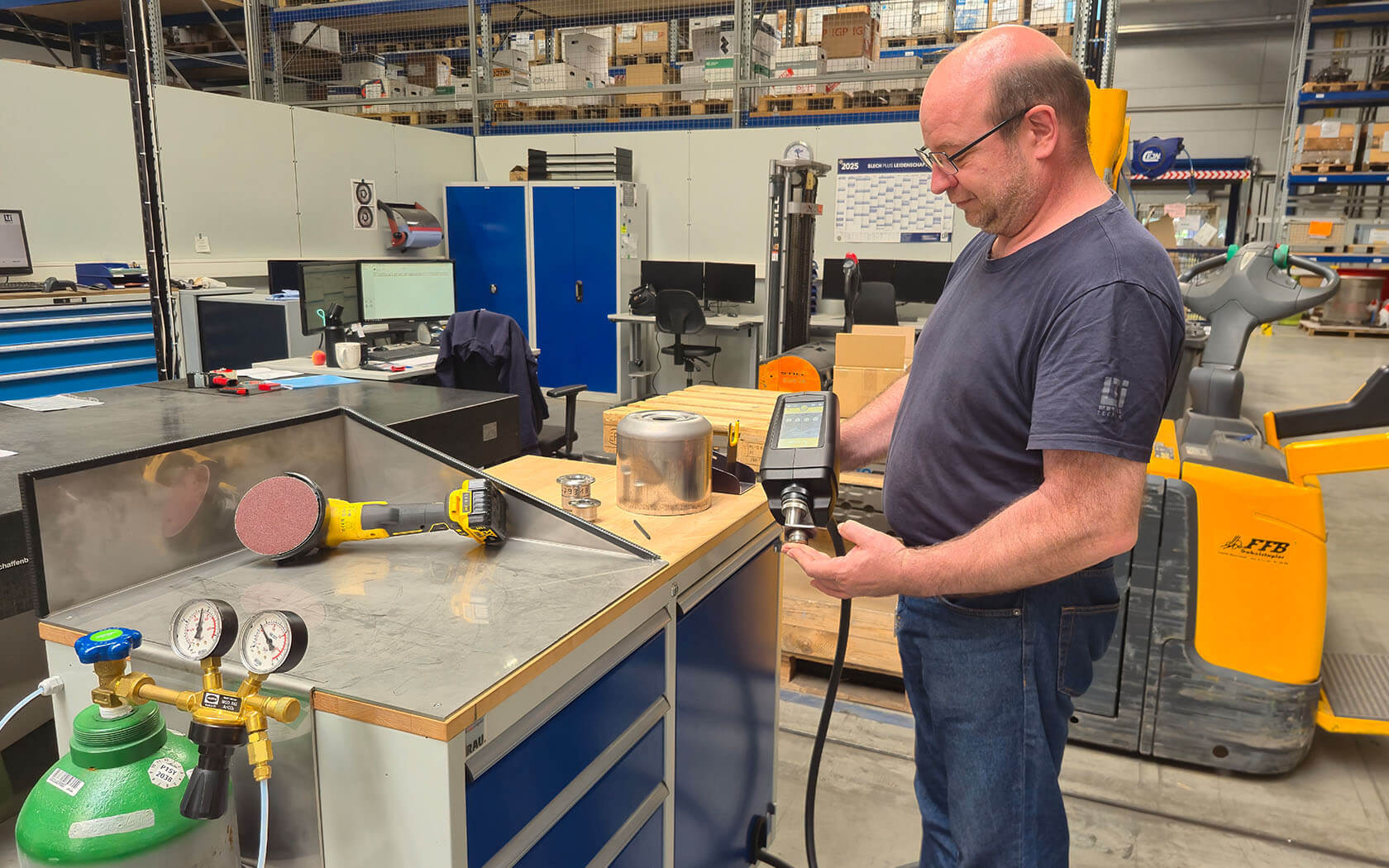 Quality control of incoming goods with a mobile OES