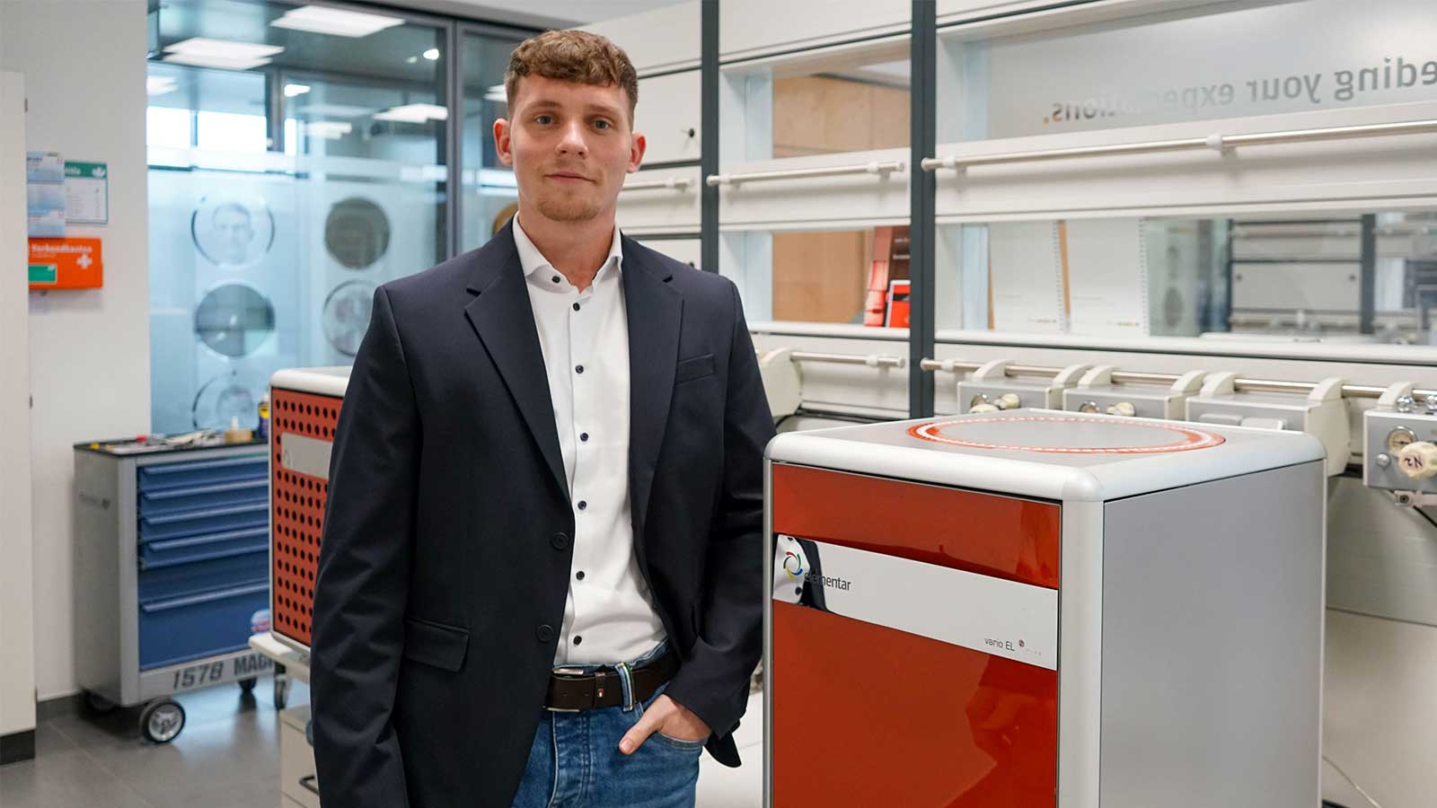 Produktmanager Moritz Kreinbihl mit vario EL cube von Elementar