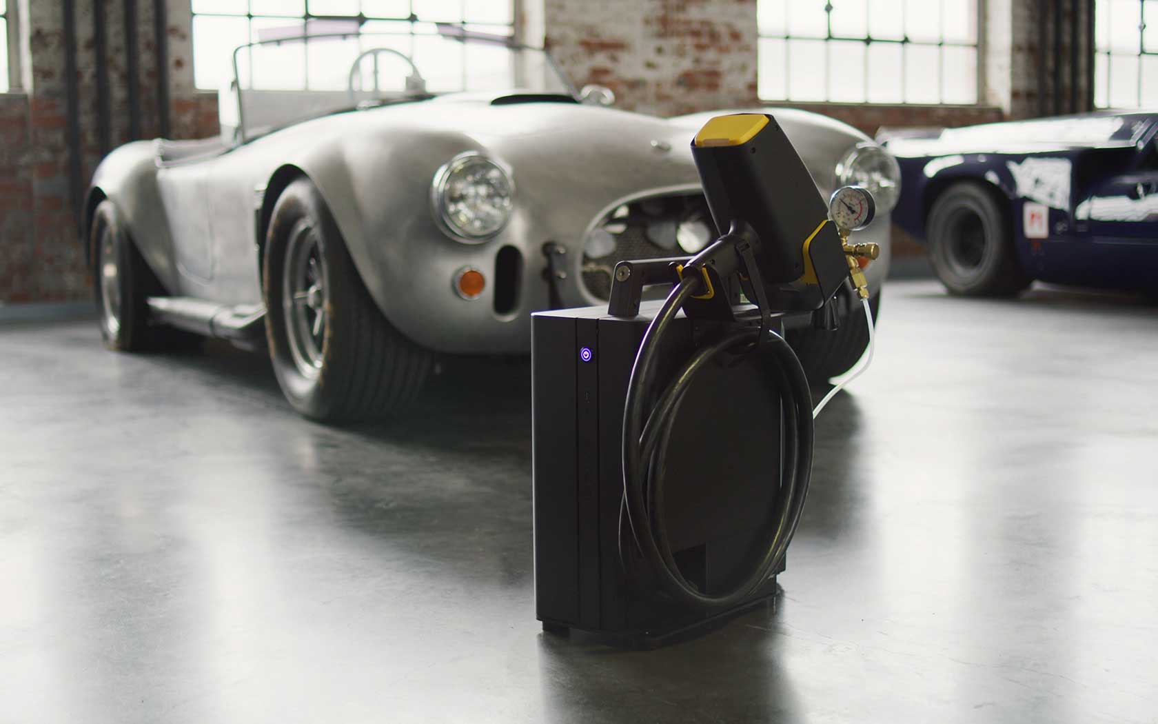 A mobile OES in front of an oldtimer
