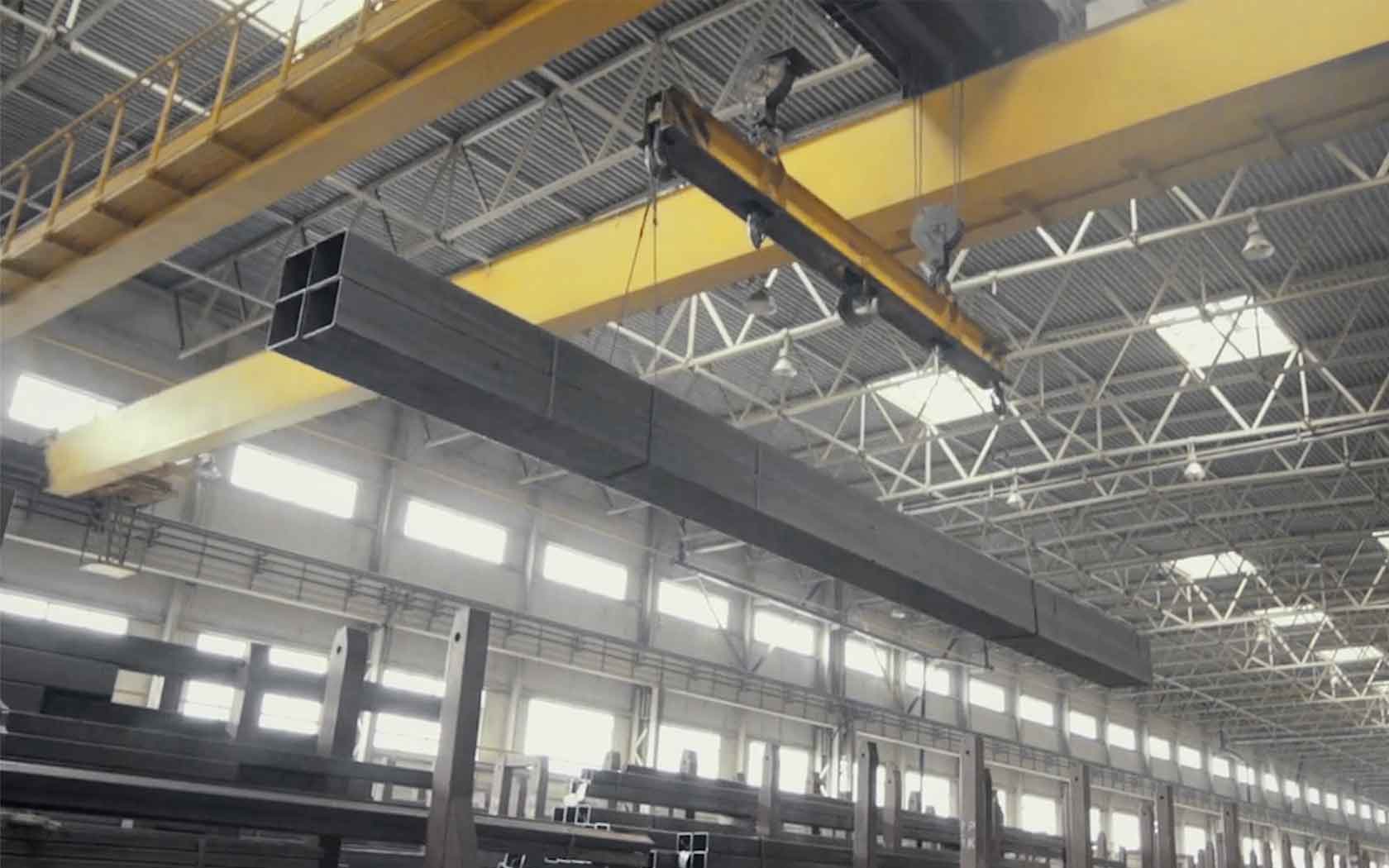 Roof crane in a production hall